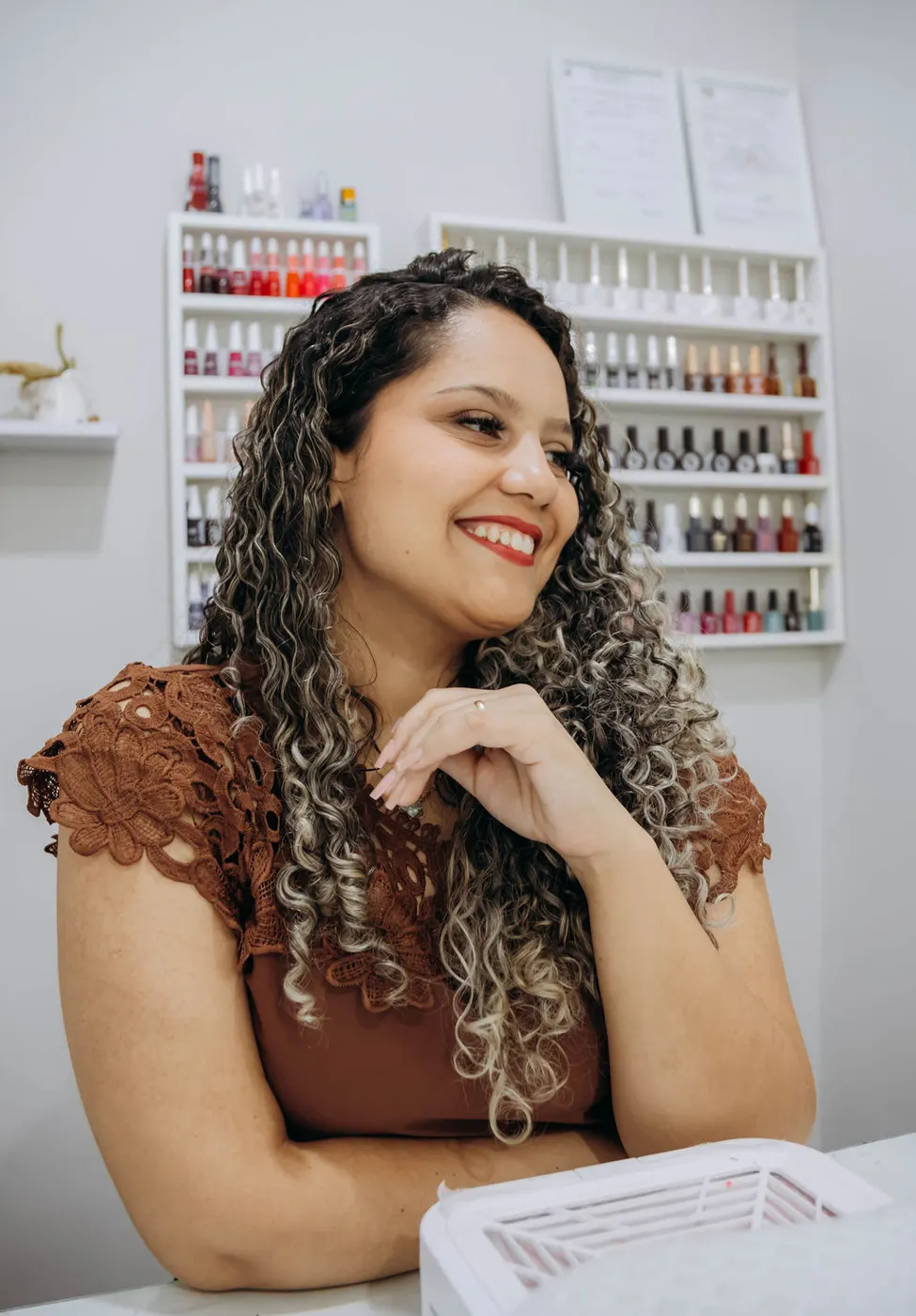 Beatriz na mesa de atendimento