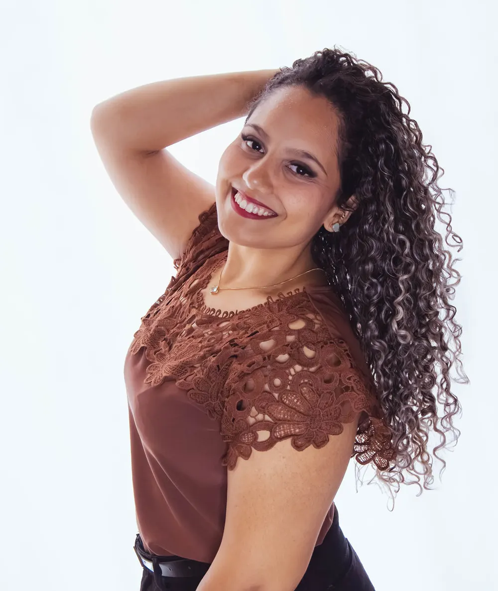 Beatriz sorrindo com fundo claro