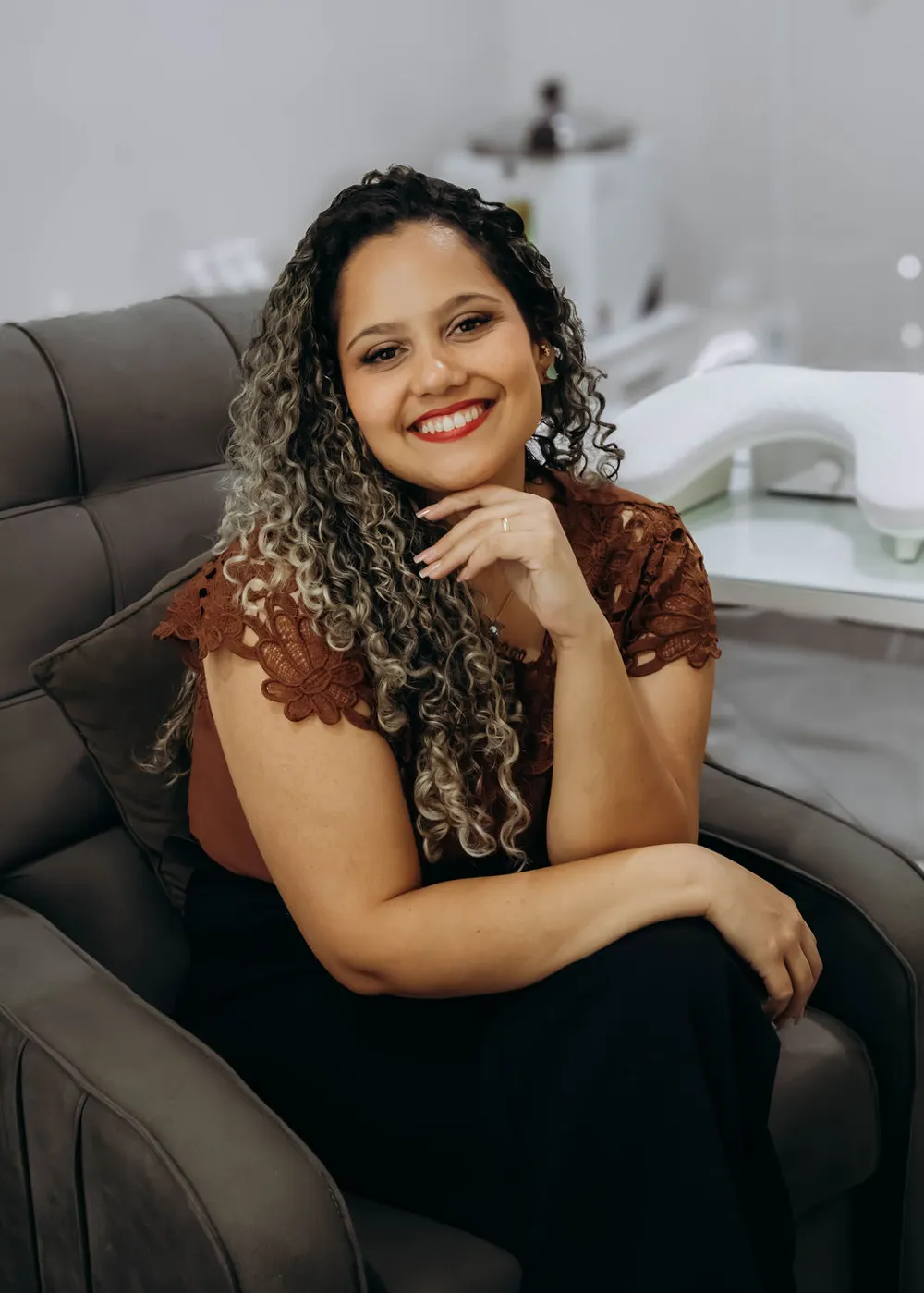Beatriz sentada na poltrona do estúdio