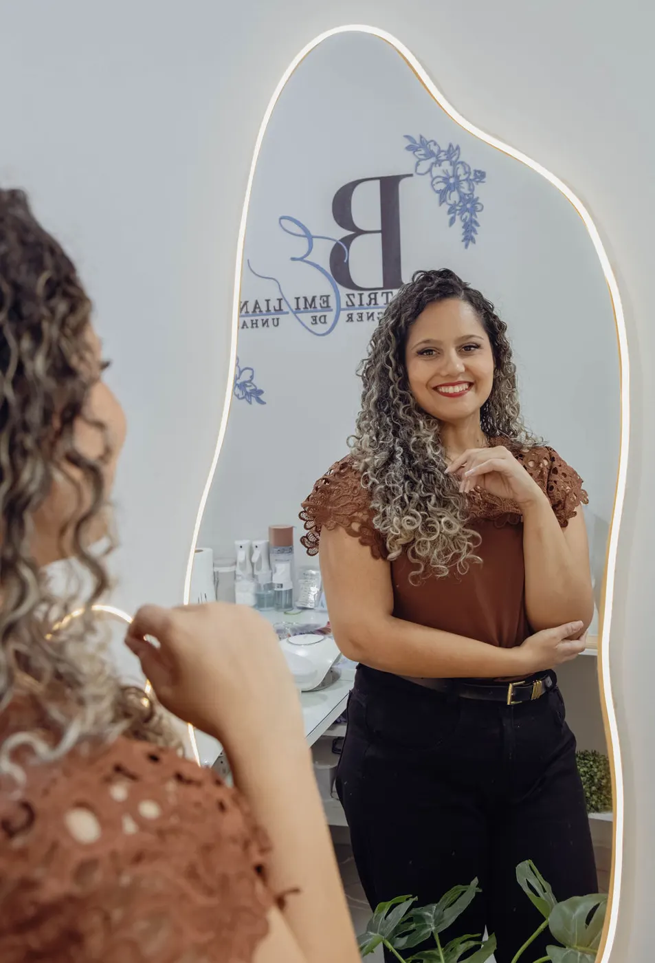 Espelho com o logo do estúdio