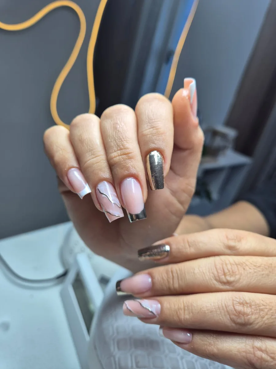 Unhas com detalhe espelhado, esmaltação nude e arte em branco
