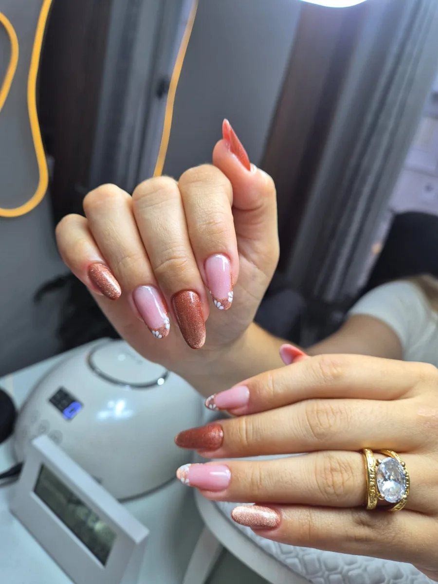 Unhas em terracota, rosé e nude com brilho