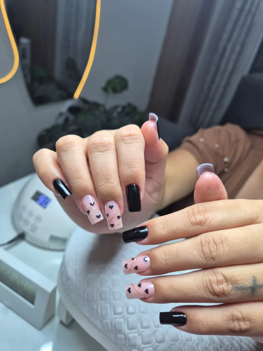 Unhas pretas e rosa com poás