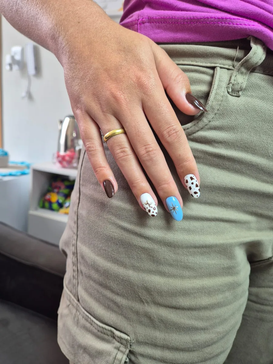 Unhas com poás, preto e azul