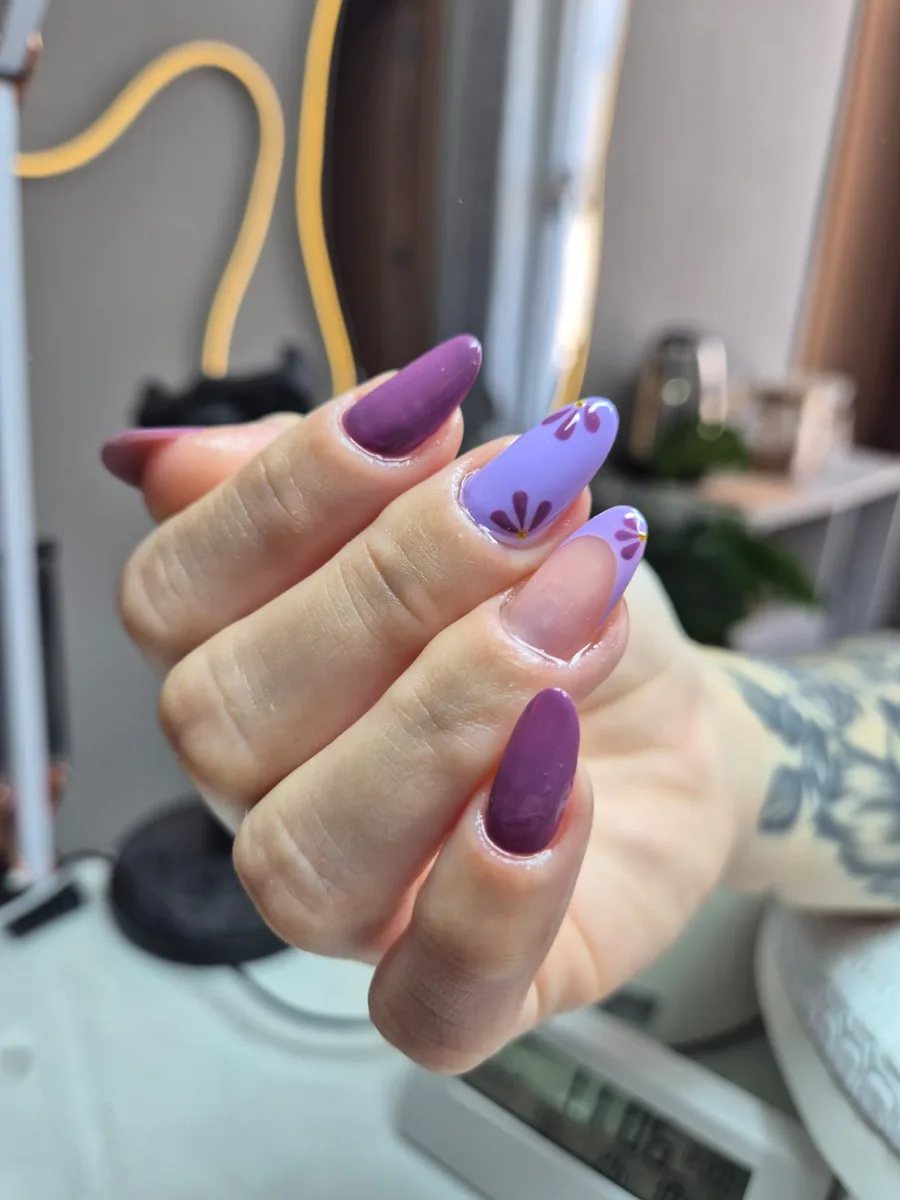 Unhas em roxo e lilás com desenho